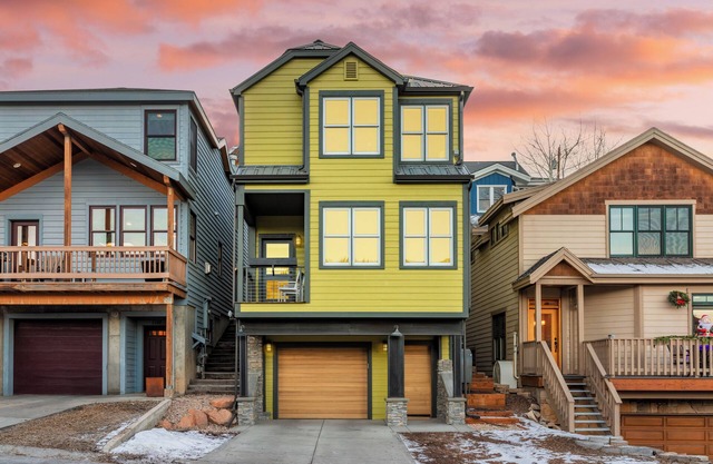 Chartreuse by AvantStay | Hot Tub + Patio | Modern Cabin Minutes to Main Street