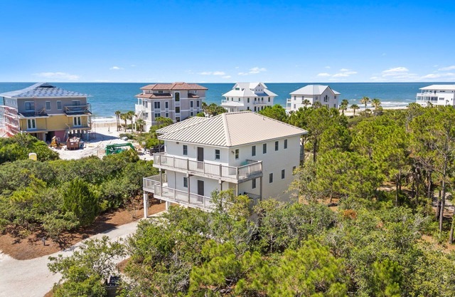 Chasing Pirates: Charming SGI Plantation Home- Stunning Beach Views, Sleeps 10!