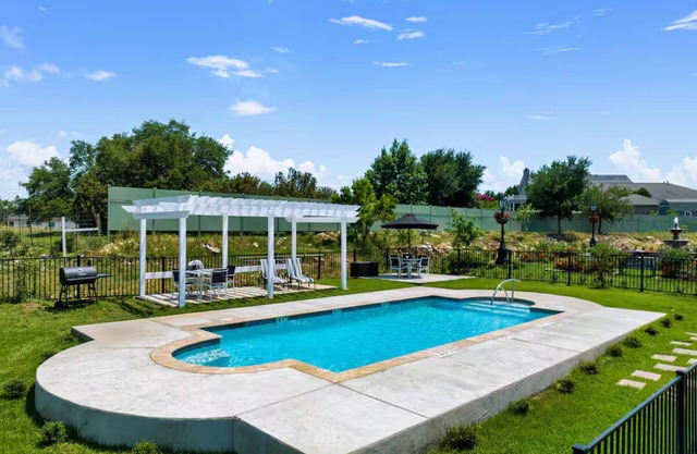 Chateau-Barred Rock 1 private bedroom & pool