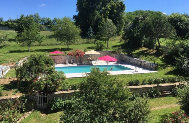 Château de La Chabroulie, in the heart of nature, 5 minutes from Limoges
