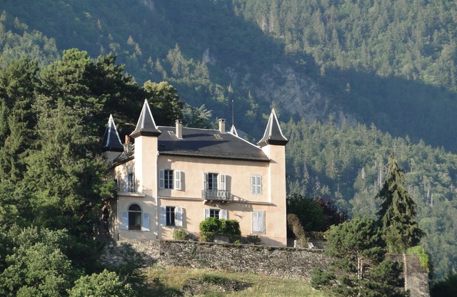 Château des Tours, panoramic view, the charm of a large family home.