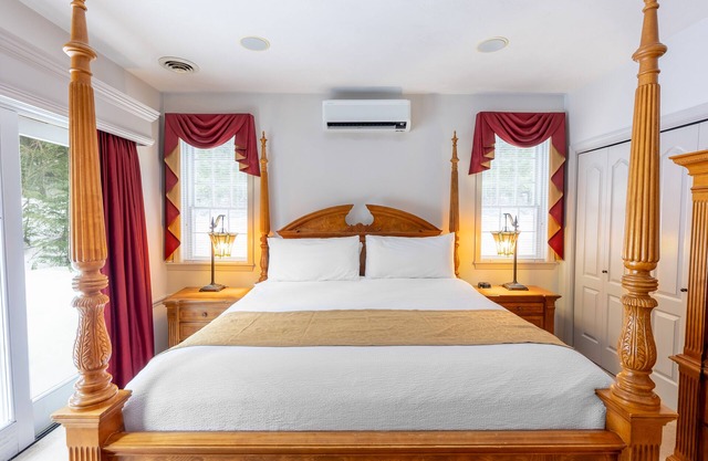 Chateau Grand Master Suite – Private Summer Pool, Cozy Fireplace, Patio with Gas Grill & Stunning Vi