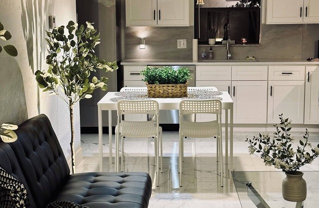 Chateau Guest House, Delray Beach. Modern 3 king bed oasis just off Atlantic Ave