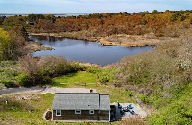 Chatham Pond Side Cottage 2-bedroom with AC