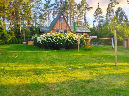 Chatka Baby Jagi - Domek z balią i kominkiem w lesie pośród jezior