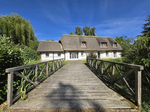 Chaumière entre rivière & champs, piscine privée