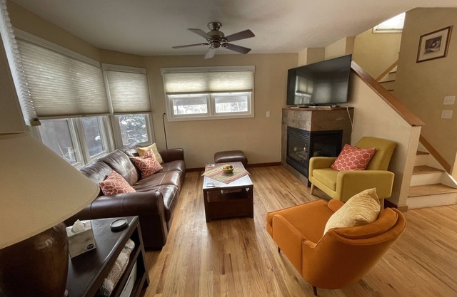 Cheerful 2 Bdrm/1.5 Bath Pearl St. Condo