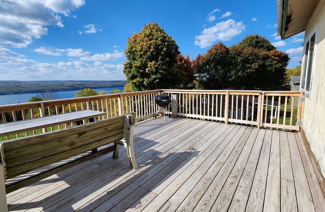Cheerful 2 Bedroom lake view flat on the Seneca wine trail