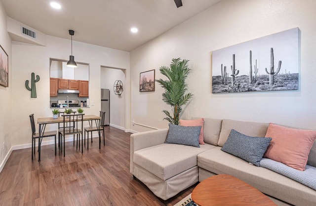 Cheerful 2 Bedroom Townhouse Close to U of A