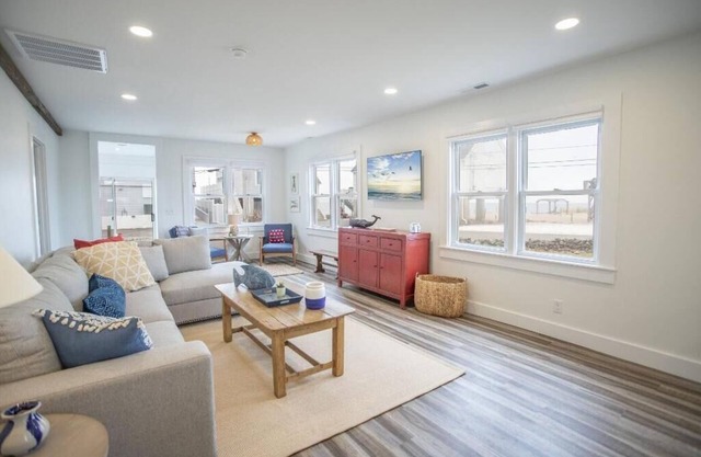 Cheerful 3 bedroom cottage w/private beach access