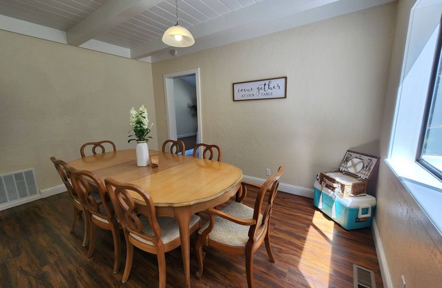 Cheerful 4-bedroom home in the woods