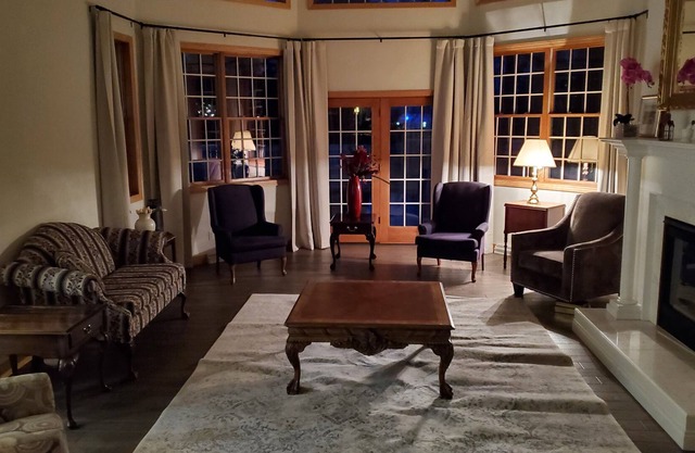 Cheerful 4 bedroom Luxury Private Villa with free Parking.