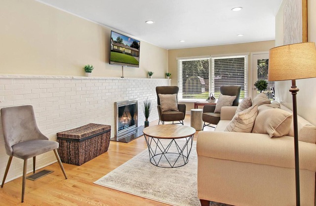Cheerful 4 Bedroom Home w/ Fireplace
