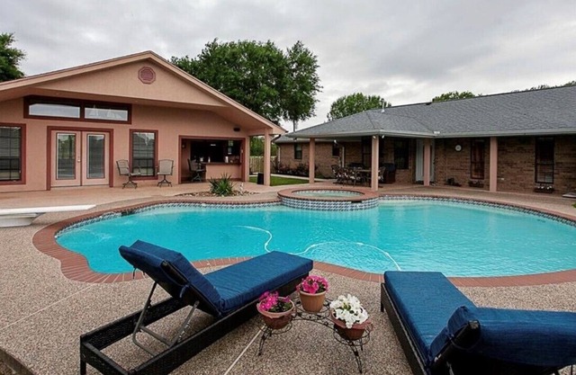 Cheerful 4 bedroom villa with pool