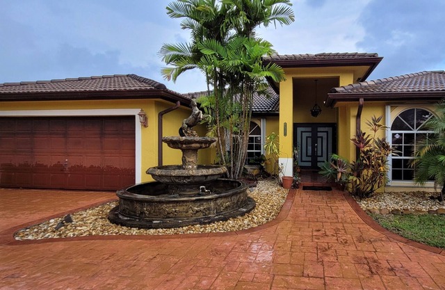Cheerful 5 bedroom Pool Home