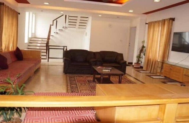 Cheerful 5 bedroom villa with pool & beach accessn