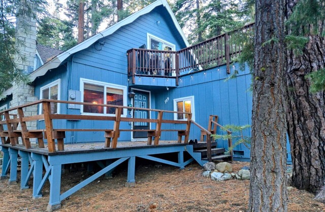 Cheerful and bright Tahoe City Cabin close to all!