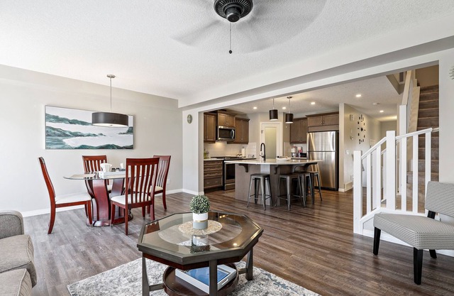 Cheerful & Relaxing 3-Bedroom Townhouse 15 Minutes to Calgary Airport