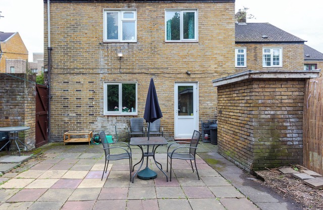 Cheerful + spacious 3 bed home with a garden!