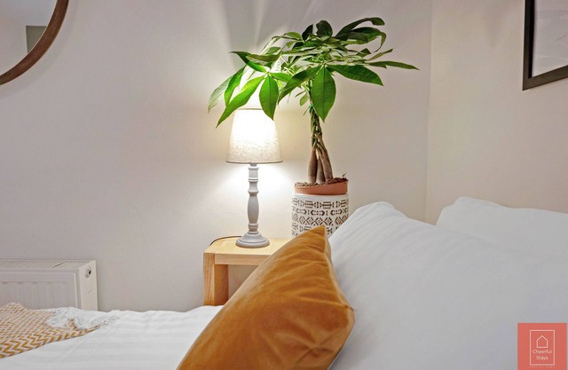 Cheerful Stays: Spacious main door flat in Leith