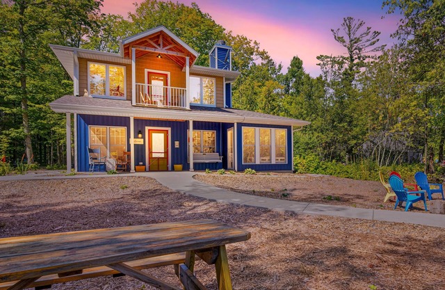Cheery accessible lakefront cottage-quiet side of Lake Michigan in Door County