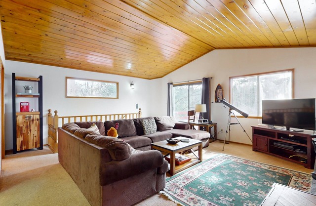 Cheery cabin with gas grill, patio, deck, outdoor space, & near lake