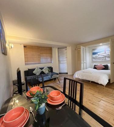 Chelsea Warm Budget Studio Flat on Cromwell Road