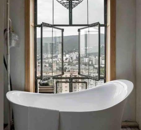 Chemia's Loft with Skyline Bath Tub