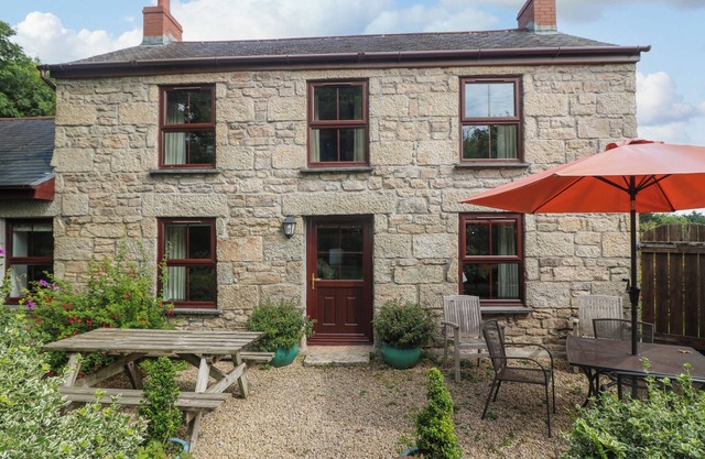 CHENALLS COTTAGE, family friendly, with open fire in Helston