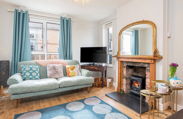 Cherry Tree House, Holiday Cottage St Davids, Sleeps 5, 3 bedrooms, bathrooms