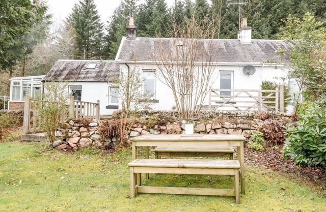 CHERRY TREES COTTAGE, family friendly, with open fire in Inveraray