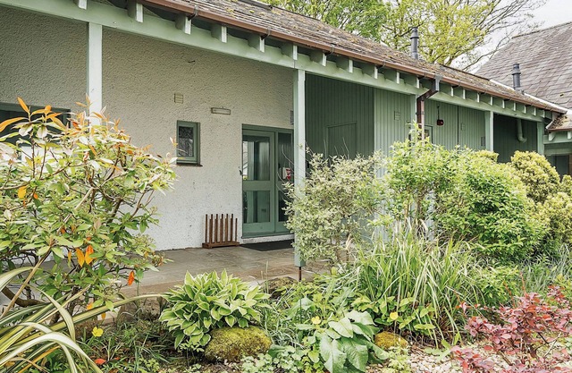 CHERRY - WOODLAND COTTAGES, with hot tub in Bowness-On-Windermere