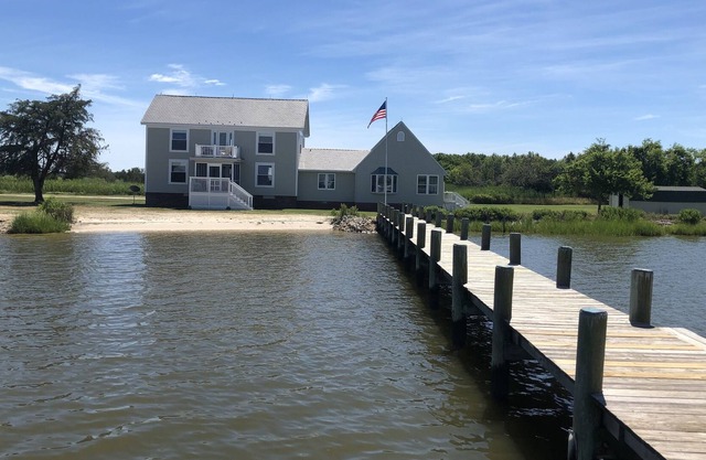 Chesapeake Bay family retreat - crab, fish, swim, and boat. 70' Private beach