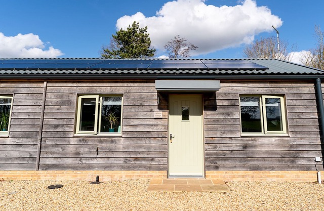 CHESTNUT COTTAGE, pet friendly in Stretham, Cambridgeshire