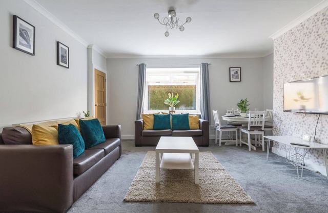 Chestnut House - Sleeps 4 - Pet friendly -Parking