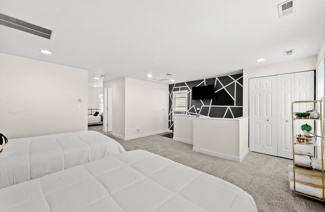 Chi-City Chic Retreat! Located just minutes from Downtown Chicago!
