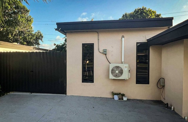 Chic 1-bedroom apartment with WiFi, AC in vibrant Miami