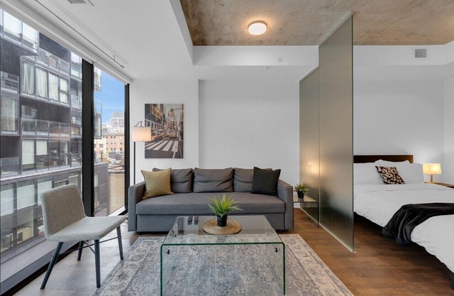 Chic 1BR - Lively King West - Downtown