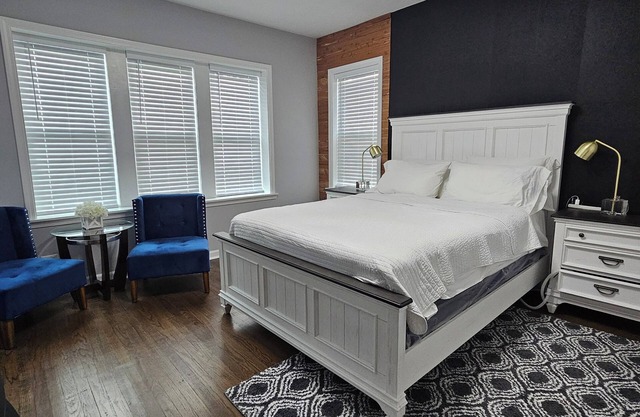 Chic 2-bedroom apartment in fabulous Chicago with AC, WiFi