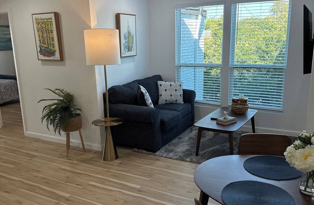 Chic 2-bedroom apartment with Pool view, fitness room in fabulous Dallas