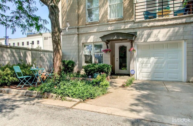 Chic 2-Bedroom Townhouse with Rooftop, Free Parking, in Downtown Chicago!