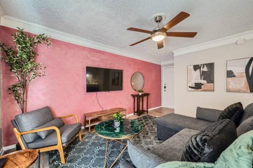 Chic 2B Getaway - 10min to DTWN - W/D, Pool, Prkg