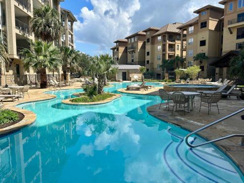 Chic 2BD with Balcony Pool Hot Tub & Marina Views