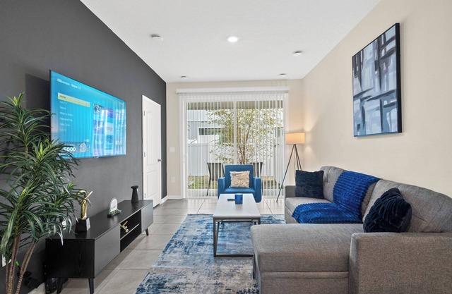 Chic 2BR Townhome close to Downtown and Beaches
