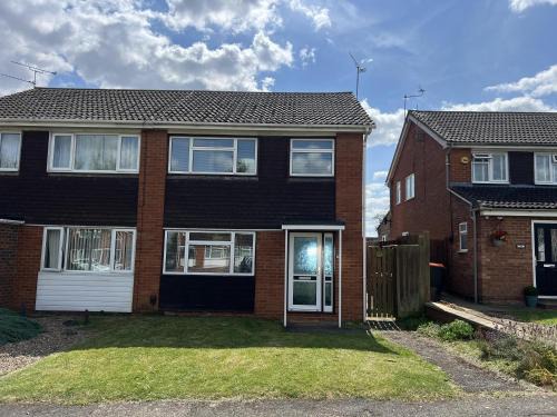 Chic 3-Bed Family Home in Quiet Cul-de-Sac