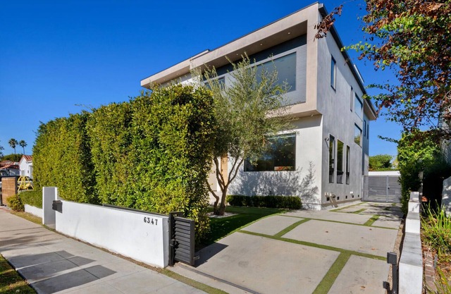 Chic 4-bedroom villa with WiFi, AC in vibrant Los Angeles