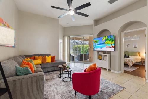 Chic 4BR,Heated Pool,Jacuzzi & Dining Oasis near Disney & Legoland