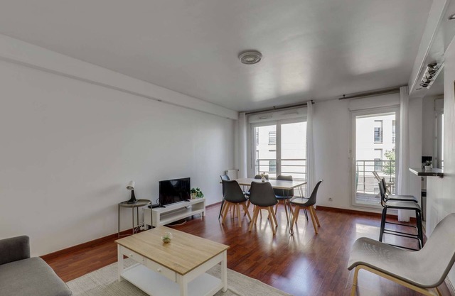 Chic and Spacious Apart With Parking