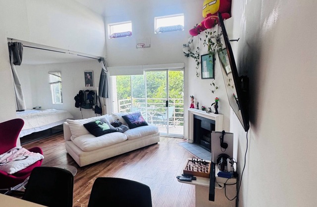 Chic apartment with AC, WiFi in cool West Hollywood