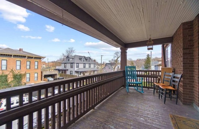Chic Apt 5 blocks from Downtown w/Parking